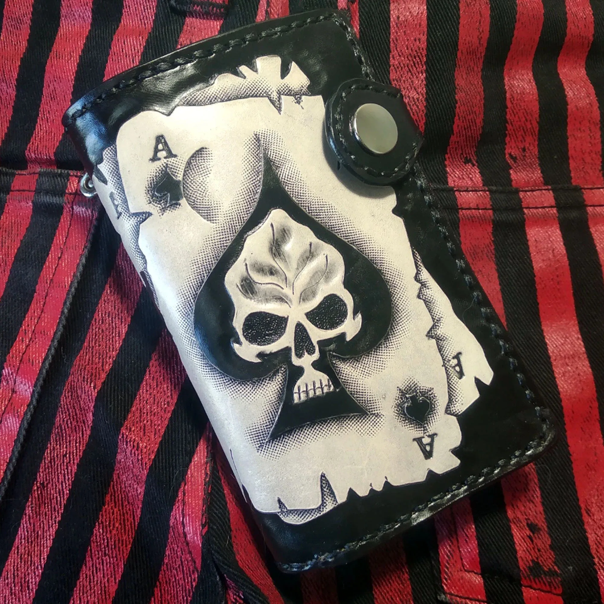 Biker wallet with engraved ace of spades