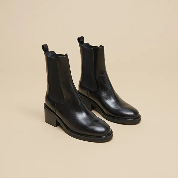 Boots with elastics in black leather