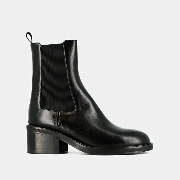 Boots with elastics in black leather