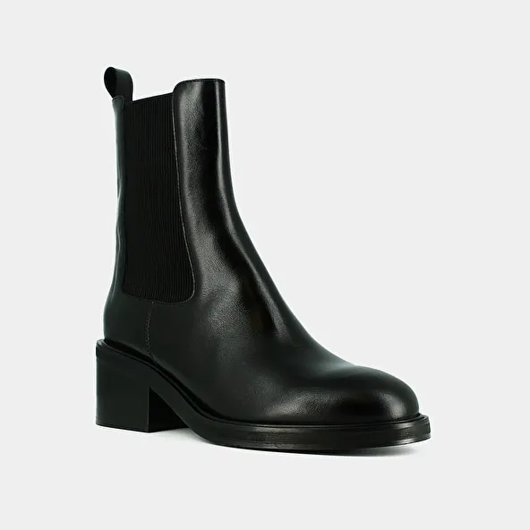 Boots with elastics in black leather