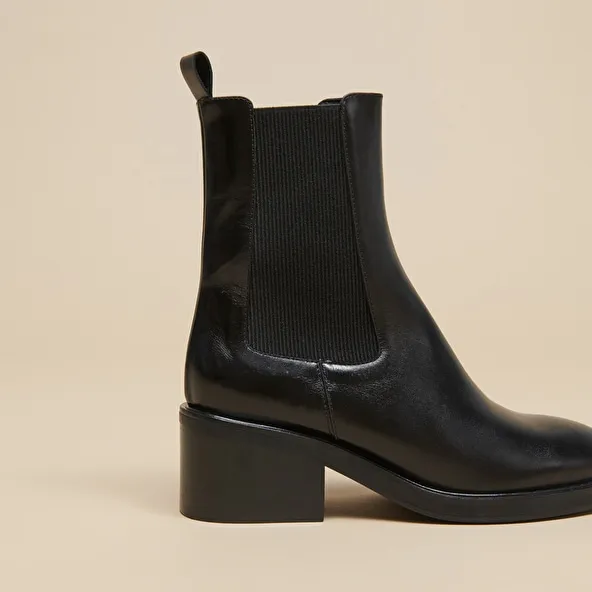 Boots with elastics in black leather