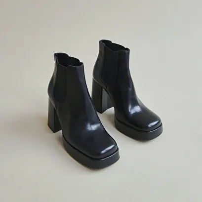 Boots with platforms and square ends in black leather