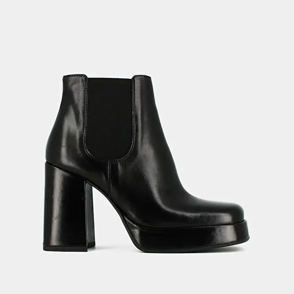 Boots with platforms and square ends in black leather