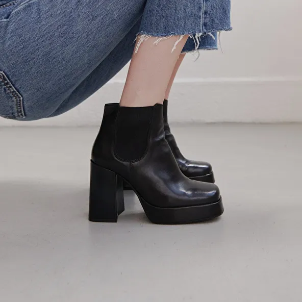 Boots with platforms and square ends in black leather