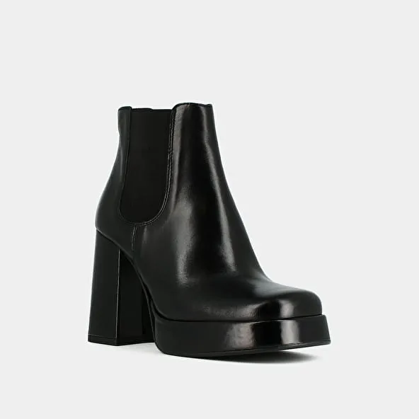 Boots with platforms and square ends in black leather