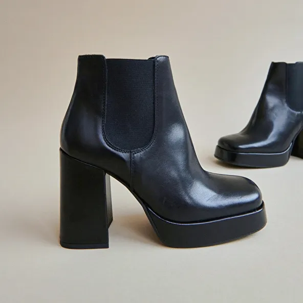 Boots with platforms and square ends in black leather