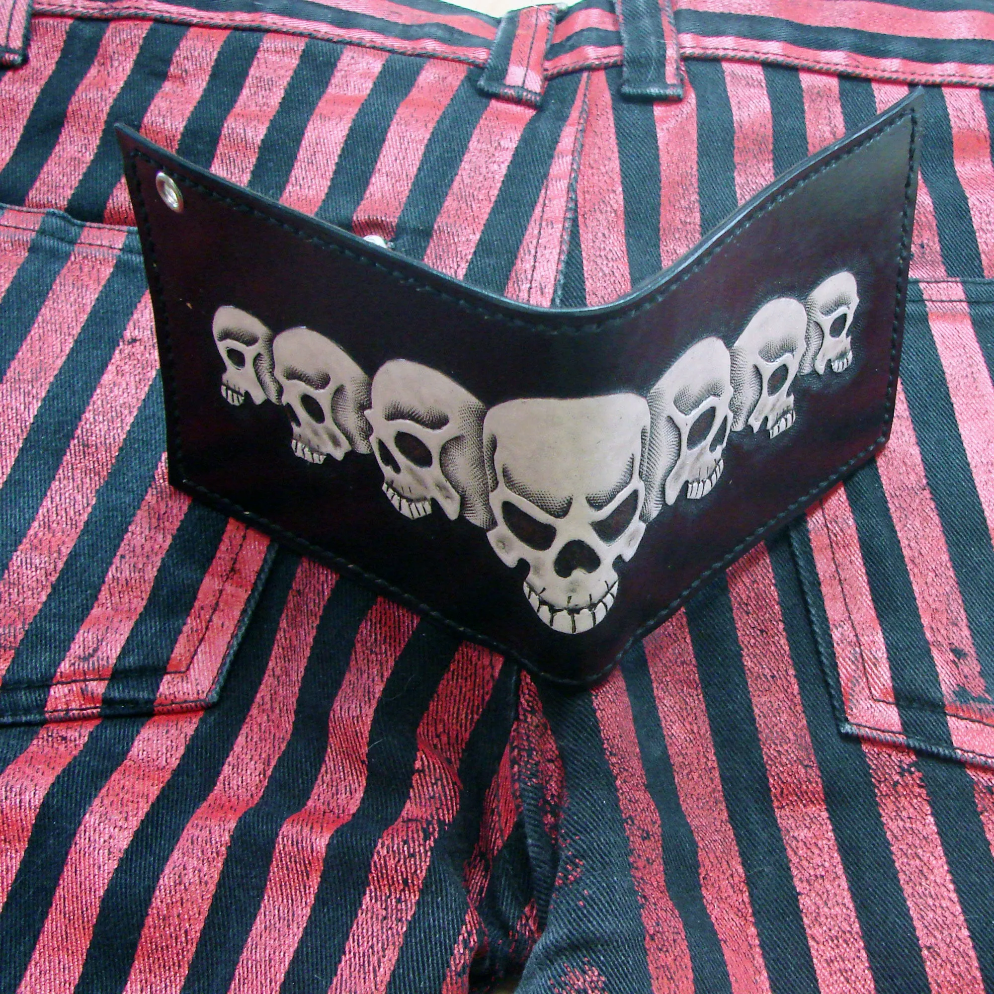 Handcrafted bifold wallet with Skulls